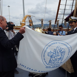 L'equipaggio della nave Palinuro in visita all'ospedale Gaslini