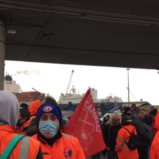 Continua il blocco dei varchi portuali: i lavoratori chiedono ai terminalisti il rispetto degli accordi (VIDEO)