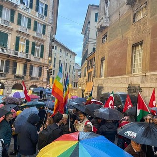 Il Comitato 'Insieme per la Costituzione' in presidio sotto la Prefettura: "Non è con la guerra che si costruisce la pace"