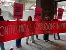 Il presidio fuori dalla sede del Consiglio Regionale: &quot;Toti si deve dimettere&quot;