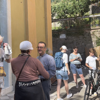 Bonassola si stringe intorno a don Mignani, parrocchiani pronti alla mobilitazione: "E' un prete da promuovere" (Video)