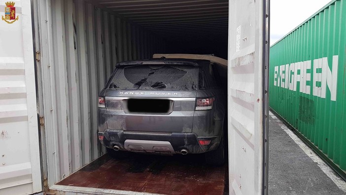 In manette la banda che esportava veicoli rubati e rifiuti speciali dal porto di Genova