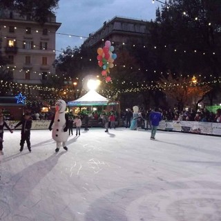 Torna la pista sul ghiaccio in piazza Martinez