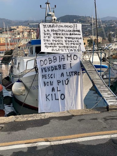 Uno striscione esposto dai pescatori