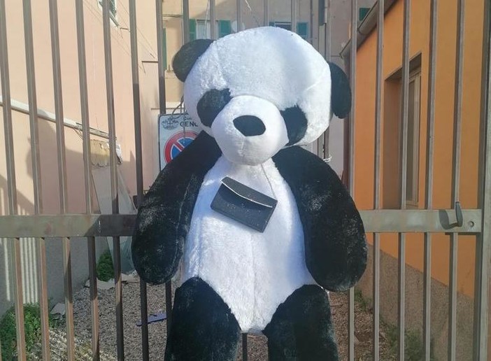 Pra’: rubato Pagnottello, il pupazzo-mascotte della pizzeria amatissimo dai bambini Pra’: rubato Pagnottello, il pupazzo-mascotte della pizzeria amatissimo dai bambini