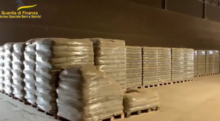 Pellet contraffatto, maxi operazione della Guardia di Finanza in tutta Italia Pellet contraffatto, maxi operazione della Guardia di Finanza in tutta Italia