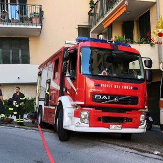 Bolzaneto: in fiamme camion parcheggiato in via Santuario della Guardia