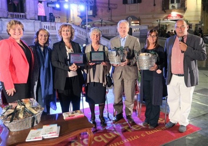 Acqui Terme: consegnato a Natalia Cattelani il premio “Libro più Gustoso dell’anno” per il libro “I dolci di casa” Acqui Terme: consegnato a Natalia Cattelani il premio “Libro più Gustoso dell’anno” per il libro “I dolci di casa”