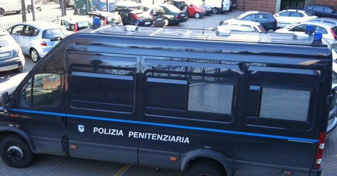 Ennesima aggressione di un agente da parte di un detenuto. Il Sappe denuncia: “Situazione fuori controllo”