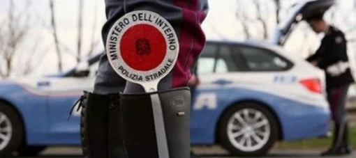 Chiavari, in contromano per saltare la coda e causa un incidente: ottantasettenne multato. Scattato il ritiro di patente