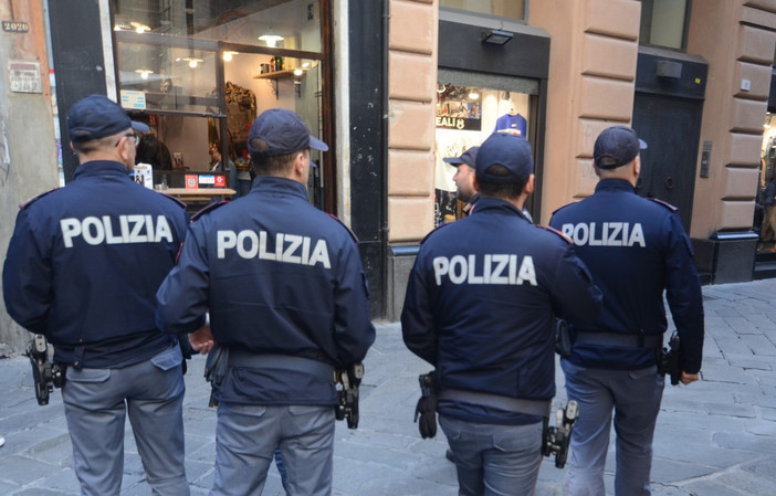 Sedicenne fermato con un tirapugni in via Gramsci: 80 identificati nel blitz in centro storico Sedicenne fermato con un tirapugni in via Gramsci: 80 identificati nel blitz in centro storico