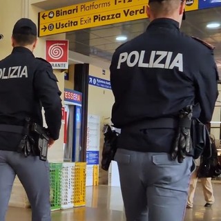 Ruba uno zaino a bordo di un Intercity: fermato venticinquenne di origini algerine