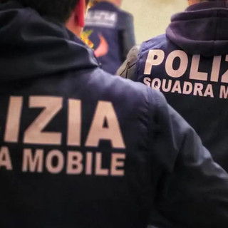 Centro storico, accerchiano e picchiano due croceristi per rapinarli: otto persone arrestate