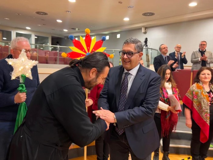 Ucraina, delegazione di profughi in consiglio regionale incontra presidente Toti: canti tradizionali e ringraziamento a Regione Liguria per iniziative intraprese Ucraina, delegazione di profughi in consiglio regionale incontra presidente Toti: canti tradizionali e ringraziamento a Regione Liguria per iniziative intraprese