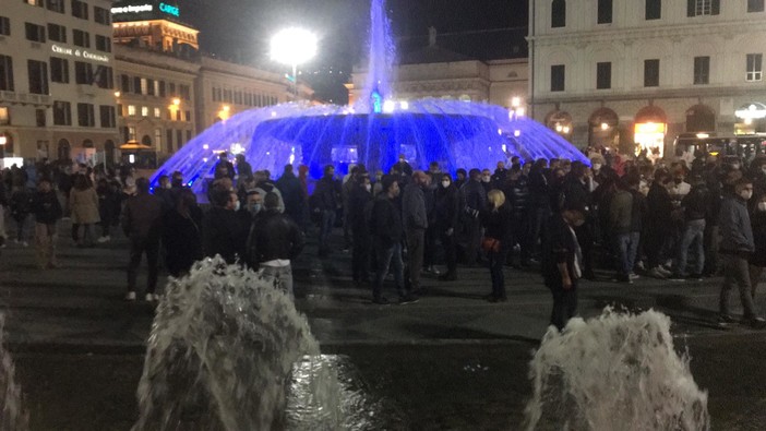 Piazza De Ferrari, torna in serata la protesta davanti alla sede della Regione (VIDEO e FOTO) Piazza De Ferrari, torna in serata la protesta davanti alla sede della Regione (VIDEO e FOTO)