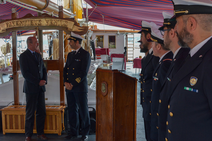 Il logo dell’ospedale Gaslini sulla Nave Palinuro