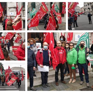 "Stipendi da 600 euro ridotti della metà" scatta la protesta degli addetti alle pulizie dell'Agenzia delle Entrate (Foto e Video) "Stipendi da 600 euro ridotti della metà" scatta la protesta degli addetti alle pulizie dell'Agenzia delle Entrate (Foto e Video)