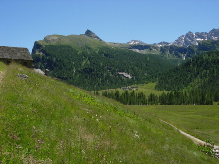 Il Pizzo Valgrande di Vallè con il nucleo di Cianciavero (ph. Mauro Carlesso) Il Pizzo Valgrande di Vallè con il nucleo di Cianciavero (ph. Mauro Carlesso)