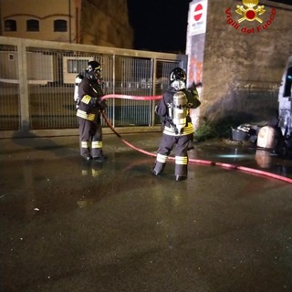 Furgone in fiamme nella notte in via Spataro: indagini in corso