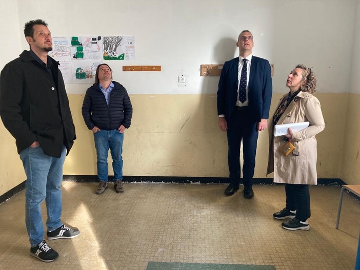 Crollo controsoffitto nella scuola di Sampiedarena, sopralluogo di Piciocchi: "Fatto grave, non doveva accadere"