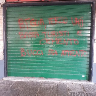 "Bucci stai attento", minacce contro il sindaco sulla saracinesca del point dell'Udc in centro storico