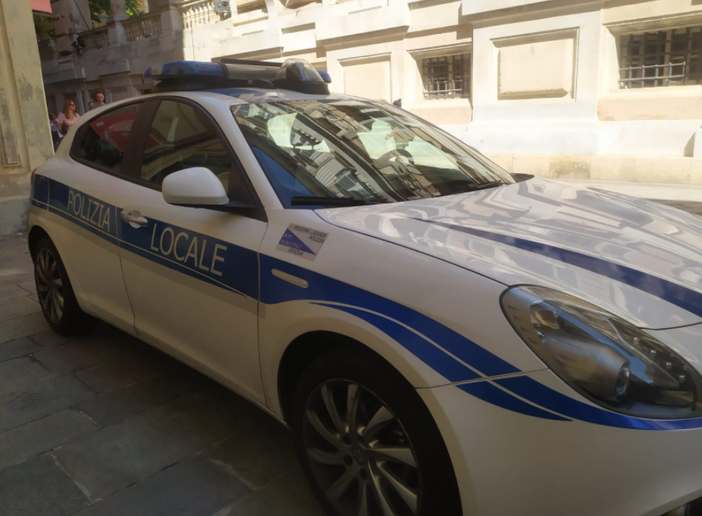 Picchiano uno spacciatore durante l’arresto e dichiarano il falso: sette agenti della polizia locale indagati