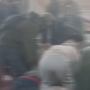 Darsena, violento pestaggio in pieno giorno tra il panico dei presenti (VIDEO) Darsena, violento pestaggio in pieno giorno tra il panico dei presenti (VIDEO)