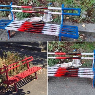 Sturla, imbrattata con i colori della Samp la panchina rossa contro la violenza sulle donne