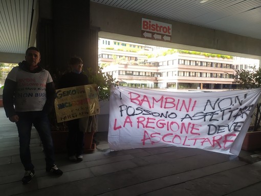 Sanità, i genitori dei bambini disabili tornano in piazza: "Ci sono famiglie che devono scegliere se mangiare o curare i propri figli (FOTO e VIDEO) Sanità, i genitori dei bambini disabili tornano in piazza: "Ci sono famiglie che devono scegliere se mangiare o curare i propri figli (FOTO e VIDEO)