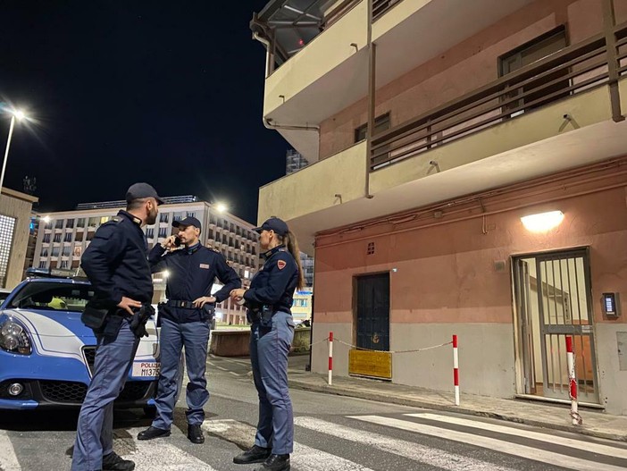 Danneggia tre auto in sosta con una pietra: fermato un 47enne