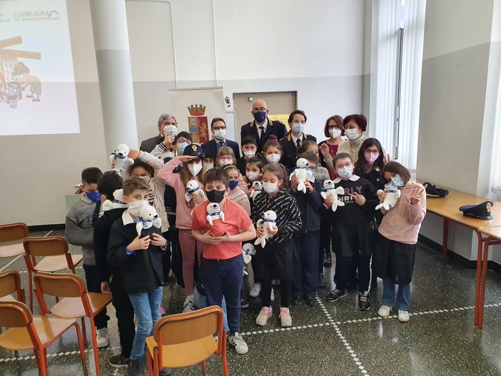 Questura di Genova organizza il progetto di educazione alla legalità 'Non te la bere, verifica la fonte' Questura di Genova organizza il progetto di educazione alla legalità 'Non te la bere, verifica la fonte'