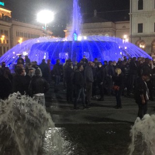 Piazza De Ferrari, torna in serata la protesta davanti alla sede della Regione (VIDEO e FOTO)
