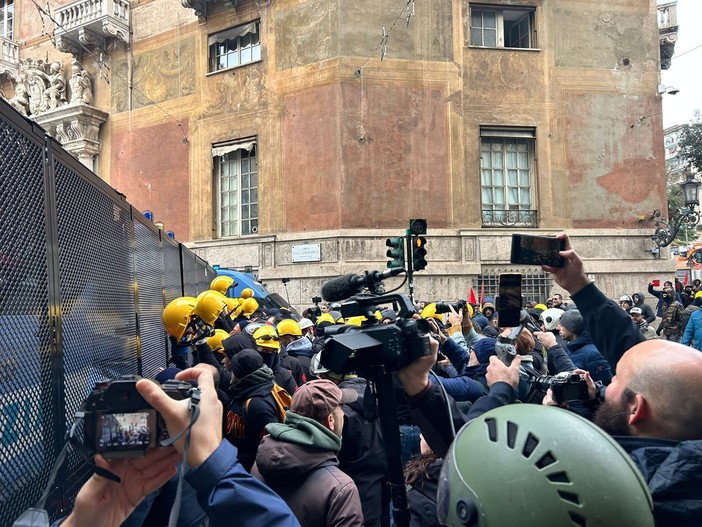 Ex Ilva, il ministro Piantedosi: “Non bello vedere mezzi blindati schierati contro la polizia” Ex Ilva, il ministro Piantedosi: “Non bello vedere mezzi blindati schierati contro la polizia”