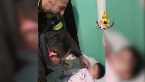 Genova, mamma partorisce in casa ed i vigili del fuoco cambiano il pannolino della figlia maggiore Genova, mamma partorisce in casa ed i vigili del fuoco cambiano il pannolino della figlia maggiore