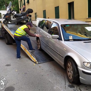 Operazione della municipale a San Teodoro: denunciata l'occupante abusiva di una casa e rimossi 20 mezzi senza assicurazione