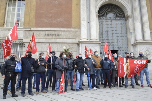 Guardie giurate e operatori fiduciari chiedono il rinnovo del contratto: presidio di fronte alla Prefettura (VIDEO)