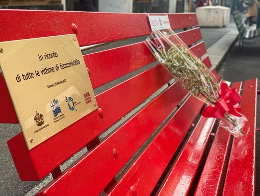 Multedo, panchina rossa contro il femminicidio ai Giardini Lennon