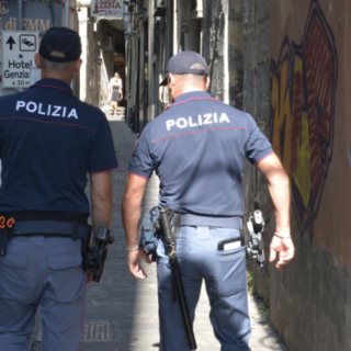 Droga e ricettazione tra via del Campo e vico Croce Bianca, due denunciati dopo la fuga nei vicoli Droga e ricettazione tra via del Campo e vico Croce Bianca, due denunciati dopo la fuga nei vicoli