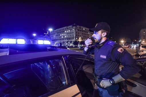 Guida ubriaco al volante di una Porsche cabrio: denunciato l'autista e multati i tre passeggeri