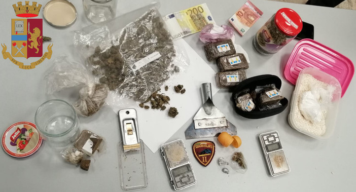 Nasconde un laboratorio per confezionamento di sostanze stupefacenti in cameretta. Arrestato 20enne Nasconde un laboratorio per confezionamento di sostanze stupefacenti in cameretta. Arrestato 20enne