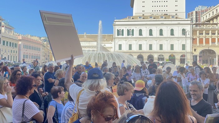 Caccia con arco e frecce, a De Ferrari il presidio: “E’ una barbarie inutile” (foto) Caccia con arco e frecce, a De Ferrari il presidio: “E’ una barbarie inutile” (foto)