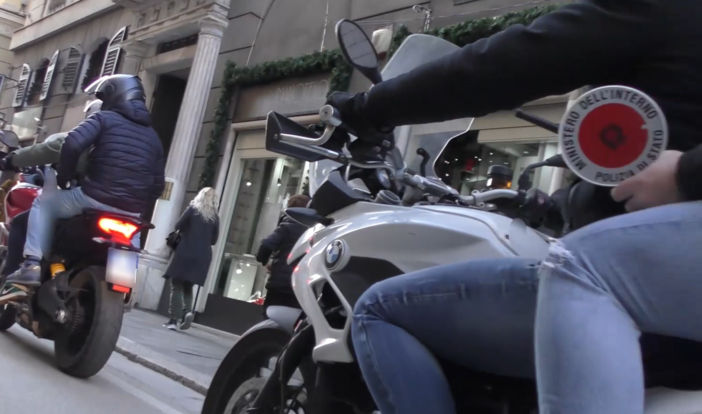 Vico Gibello, sorpreso a spacciare cocaina in un palazzo: arrestati lui e la complice