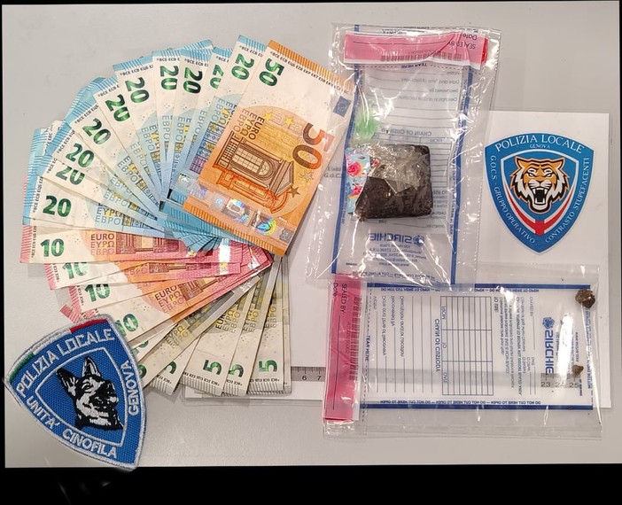 Spaccio in centro storico, arrestato 26enne che aveva 56 grammi di hashish nascosto in un tombino