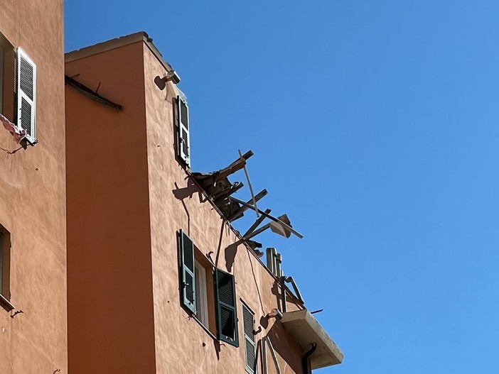 Crolla il tetto di un palazzo in via Ratti, trenta persone evacuate Crolla il tetto di un palazzo in via Ratti, trenta persone evacuate