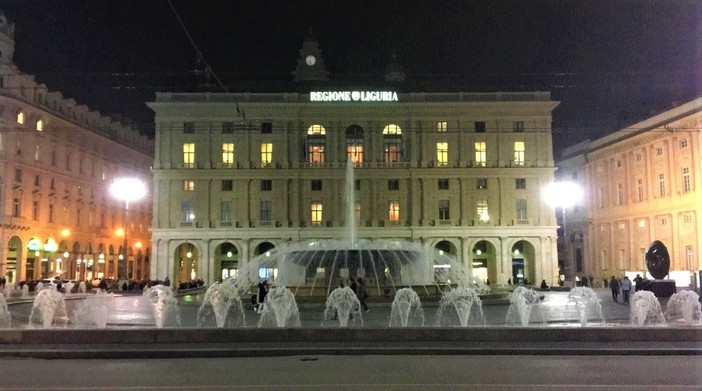 Stasera la fontana di piazza De Ferrari s’illuminerà di bianco e rosso in memoria delle vittime Covid Stasera la fontana di piazza De Ferrari s’illuminerà di bianco e rosso in memoria delle vittime Covid