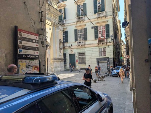 Centro Storico, sradica un tombino per cercare degli oggetti e lo lancia vicino a un passante