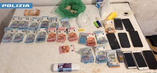 Via Monticelli, spaccia vicino a una scuola poi sale sul bus e ingoia la droga davanti agli agenti: arrestato Via Monticelli, spaccia vicino a una scuola poi sale sul bus e ingoia la droga davanti agli agenti: arrestato