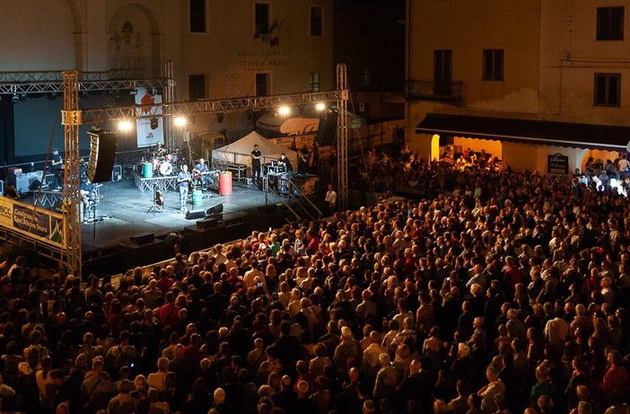 Gran finale di Peperò con mega degustazione preparata in piazza e tanti eventi gastronomici, culturali ed artistici Gran finale di Peperò con mega degustazione preparata in piazza e tanti eventi gastronomici, culturali ed artistici
