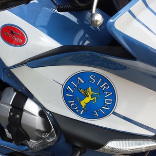 Si presenta a sostenere l’esame di guida sostituendosi ad un’altra persona: la polizia stradale lo arresta in flagranza di reato Si presenta a sostenere l’esame di guida sostituendosi ad un’altra persona: la polizia stradale lo arresta in flagranza di reato