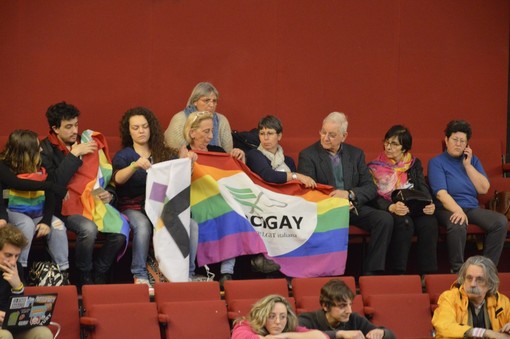 Gay Pride, protesta arcobaleno in consiglio. Anche l'attore Rupert Everett cita Genova
